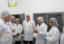 صورة أحد النماذج الناجحة.. سفير مصر في المغرب يزور شركة Edita للصناعات الغذائية