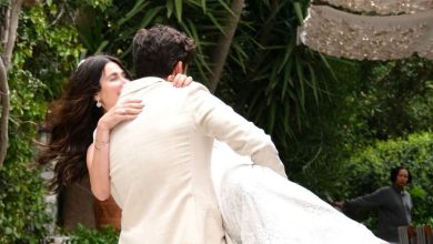 صورة فنانة تركية شهيرة تعلن زواجها من رجل يصغرها سنا -صورة