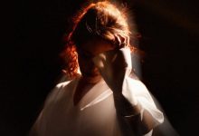 صورة بروح سينمائية ولمسة تراثية.. سناء مرحاتي تكشف الستار عن مشروعها الغنائي “أراسي توب”