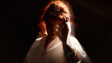 صورة بروح سينمائية ولمسة تراثية.. سناء مرحاتي تكشف الستار عن مشروعها الغنائي “أراسي توب”
