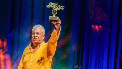 صورة تتويج محمد الخياري في الدورة السادسة لمهرجان شفشاون للضحك