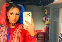 صورة ابتسام تسكت تبتكر أسلوبا جديدا للترويج لأعمالها.. إطلالة غريبة ومحاكاة لـ “بودكاست” تثير الفضول
