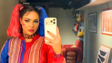 صورة ابتسام تسكت تبتكر أسلوبا جديدا للترويج لأعمالها.. إطلالة غريبة ومحاكاة لـ “بودكاست” تثير الفضول