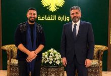 صورة بعد إحيائه حفلا فنيا بدمشق.. وزير الثقافة السوري يستقبل ويكرم الفنان عصام سرحان