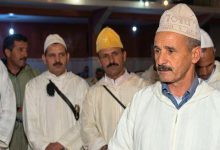 صورة اللحظات الأخيرة للشاعر عمر برغوث قبل سقوطه أثناء الاحتفال بالفوز الانتخابي بمزوضة -فيديو
