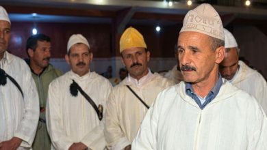 صورة اللحظات الأخيرة للشاعر عمر برغوث قبل سقوطه أثناء الاحتفال بالفوز الانتخابي بمزوضة -فيديو