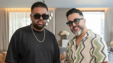 صورة بفضل دعم الجمهور.. أحمد شوقي و “DJ Stash” يحتفلان بمليونية “معقدة”