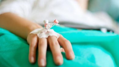 صورة فنانة شهيرة تتعرض لكسر وتخضع لعملية جراحية