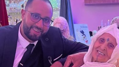 صورة المهدي بلعياشي يفجع بوفاة جدته بعد ساعات من دعائه لها بالشفاء -صور