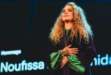 صورة نفيسة بنشهيدة تشكر الجمهور بعد تكريمها في مهرجان وجدة للفيلم