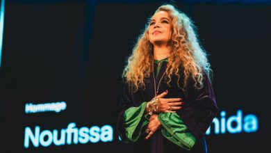 صورة نفيسة بنشهيدة تشكر الجمهور بعد تكريمها في مهرجان وجدة للفيلم